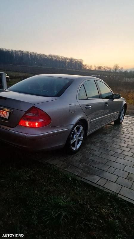 Second-hand Mercedes E200 Elegance 122 CP (89 kW) 2003 Culoarebej Berlinǎ