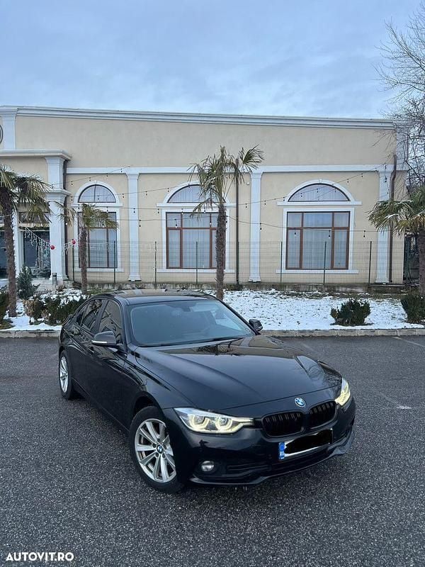 Culoarenegru Utilizat 2016 BMW 320 Berlinǎ | 11.999 EUR (Preț bun) - Imagine 1/4