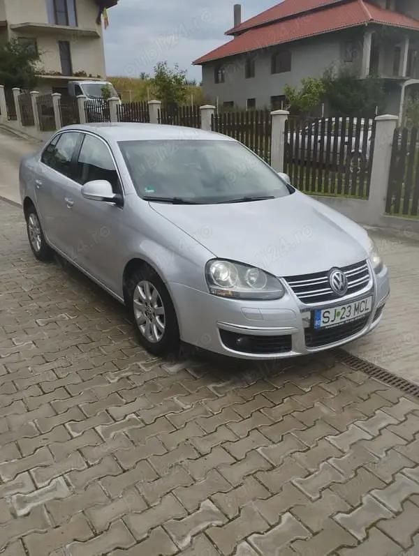 Gri Utilizat 2010 VW Jetta Berlinǎ | 2.950 EUR (Preț bun) - Imagine 1/4