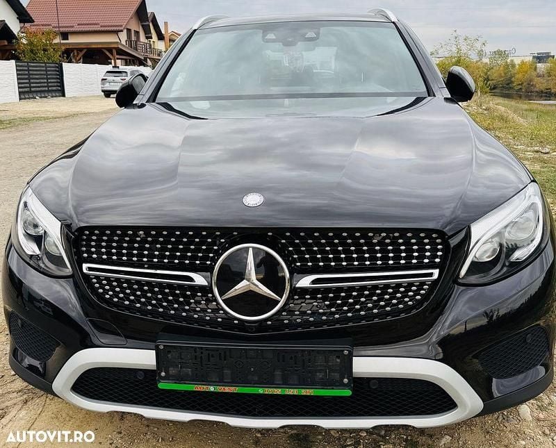 Culoarenegru Utilizat 2016 Mercedes GLC220 SUV | 17.500 EUR (Puțin scump) - Imagine 1/4