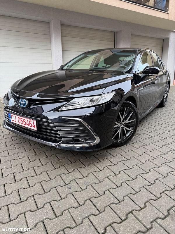 Second-hand Toyota Camry Luxury 218 CP (160 kW) 2023 Culoarenegru Berlinǎ