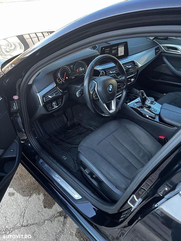 Culoarenegru Utilizat 2017 BMW 530 Berlinǎ | 19.500 EUR (Super Preț) - Imagine 1/4