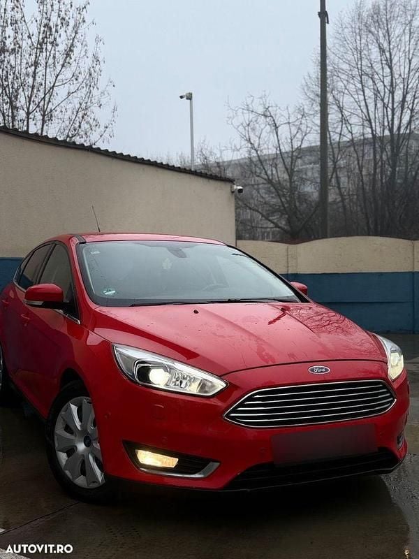 Second-hand Ford Focus Titanium 150 CP (110 kW) 2016 Culoarerosu Hatchback