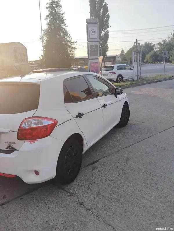 Second-hand Toyota Auris 99 CP (72 kW) 2013 Alb Hatchback