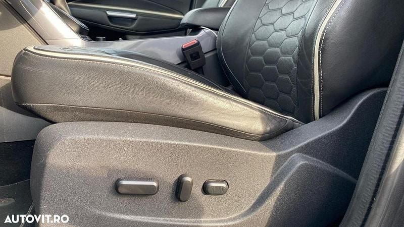 Second-hand Ford Kuga Vignale 150 CP (110 kW) 2017 Culoaregri SUV