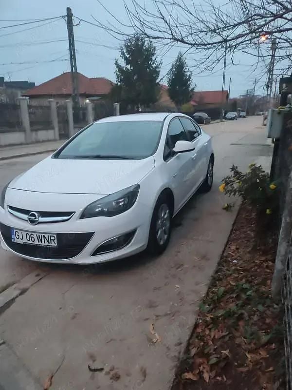 Second-hand Opel Astra 110 CP (80 kW) 2014 Alb Berlinǎ