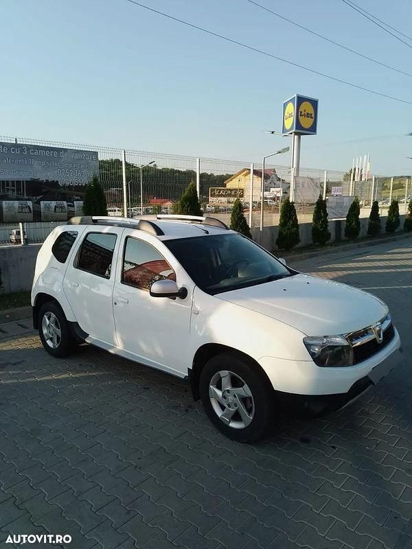 Alb Utilizat 2012 Dacia Duster Lauréate SUV | 5.899 EUR (Preț OK) - Imagine 1/4