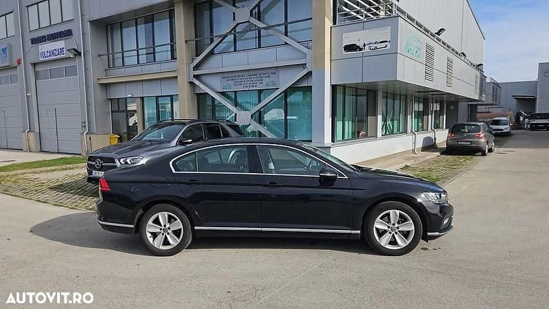 Culoarenegru Utilizat 2022 VW Passat Highline Berlinǎ | 25.800 EUR (Scump) - Imagine 1/4