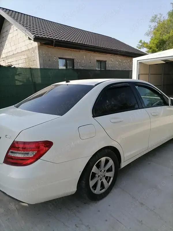 Utilizat 2011 Mercedes 220 Berlinǎ | 7.300 EUR - Imagine 1/4
