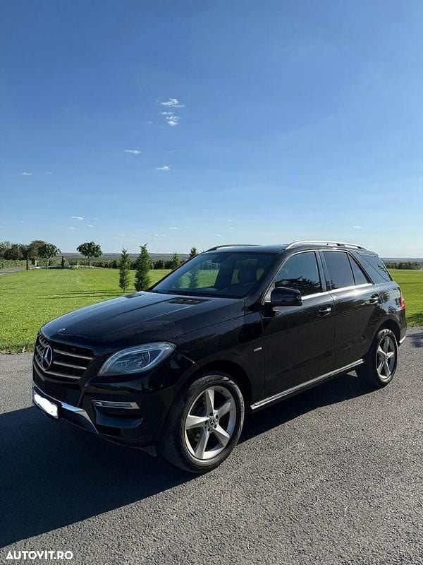 Culoarenegru Utilizat 2012 Mercedes ML350 SUV | 13.500 EUR (Puțin scump) - Imagine 1/4