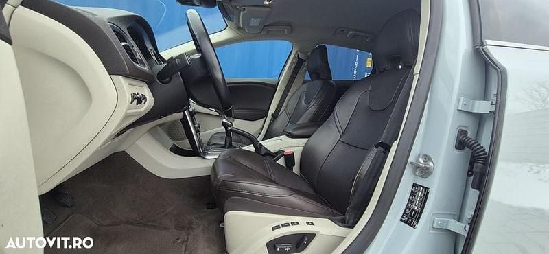 Second-hand Volvo V40 Summum 190 CP (139 kW) 2015 Culoarealte culori Hatchback