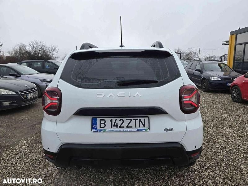 Second-hand Dacia Duster 114 CP (83 kW) 2024 Culoarealb SUV