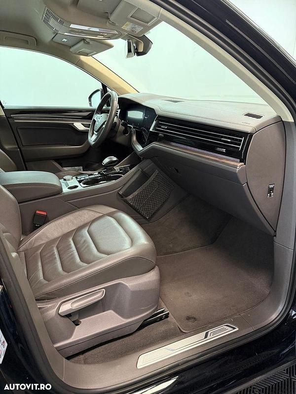 Second-hand VW Touareg Elegance 286 CP (210 kW) 2020 Culoarenegru SUV