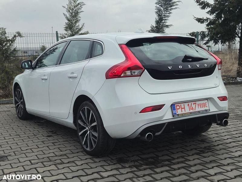 Second-hand Volvo V40 R-Design 150 CP (110 kW) 2018 Culoarealb Hatchback
