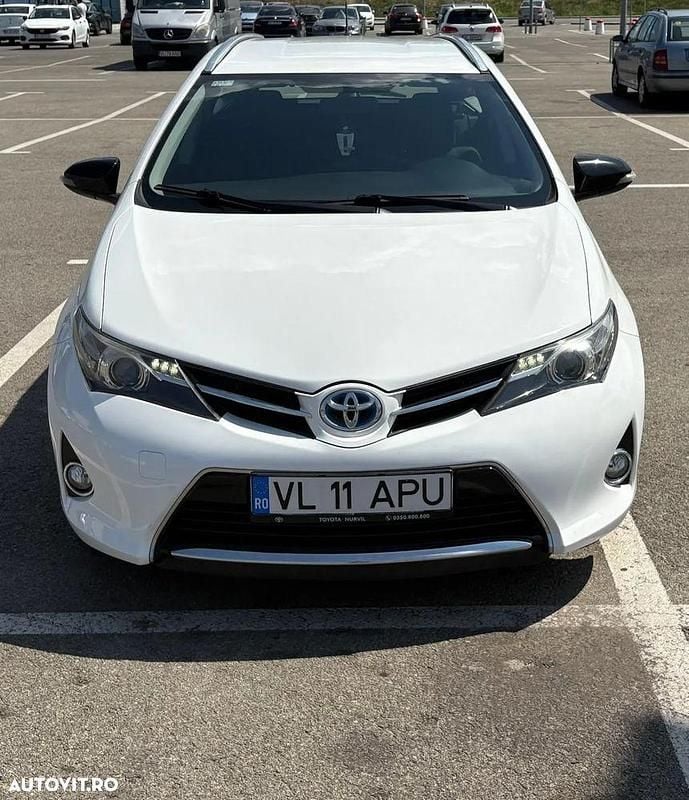 Culoarealb Utilizat 2014 Toyota Auris Hybrid Break | 9.600 EUR (Preț bun) - Imagine 1/4