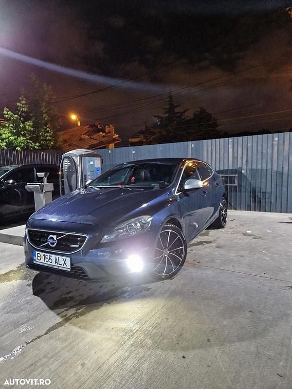 Second-hand Volvo V40 R-Design 190 CP (139 kW) 2015 Culoarealbastru Hatchback