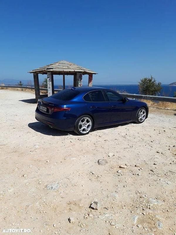 Culoarealbastru Utilizat 2018 Alfa Romeo Giulia Super Berlinǎ | 16.800 EUR (Super Preț) - Imagine 1/4