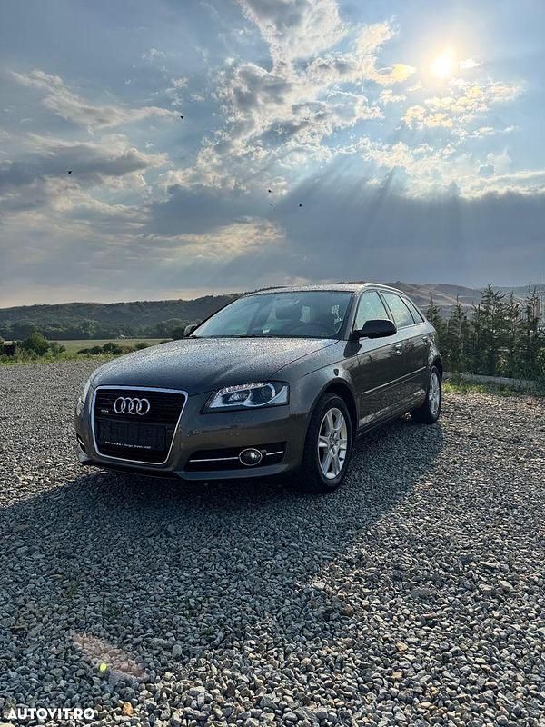 Gri Utilizat 2011 Audi A3 Sportback Ambiente Hatchback | 7.800 EUR (Scump) - Imagine 1/4