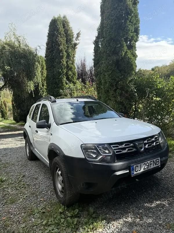 Alb Utilizat 2014 Dacia Duster SUV | 5.600 EUR (Preț bun) - Imagine 1/4