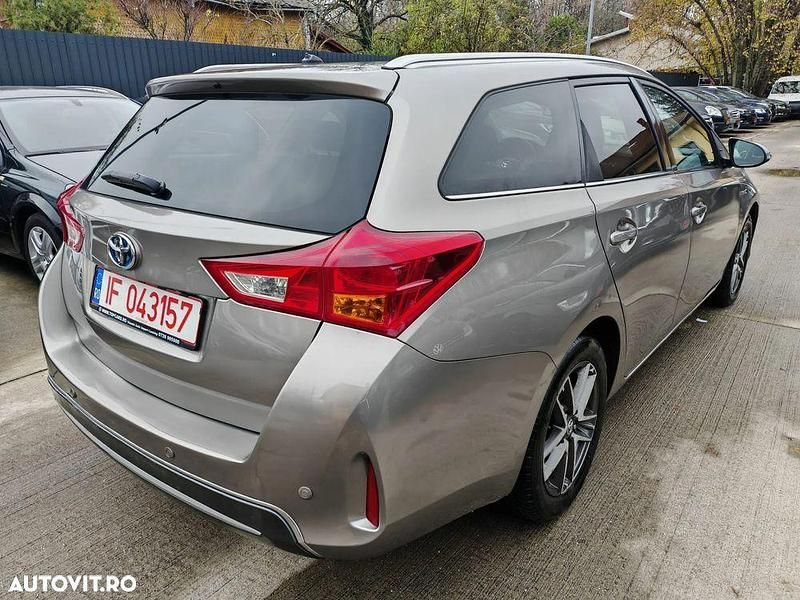 Second-hand Toyota Auris Hybrid Sol 99 CP (72 kW) 2015 Culoaremaro Break