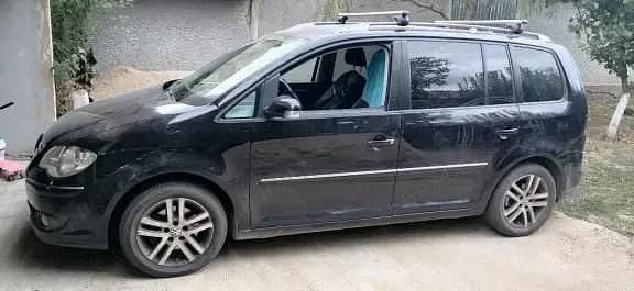 Negru Utilizat 2009 VW Touran Monovolum | 3.000 EUR (Preț bun) - Imagine 1/4