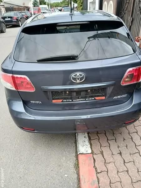 Utilizat 2010 Toyota Avensis Berlinǎ | 4.000 EUR (Preț OK) - Imagine 1/4