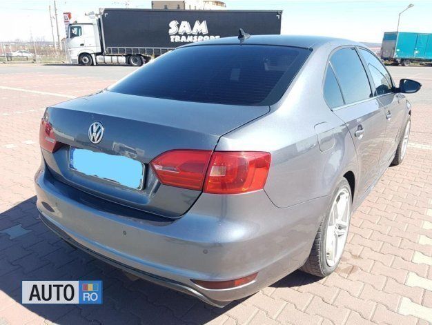 Second-hand VW Jetta 105 CP (77 kW) 2012 Gri Berlinǎ