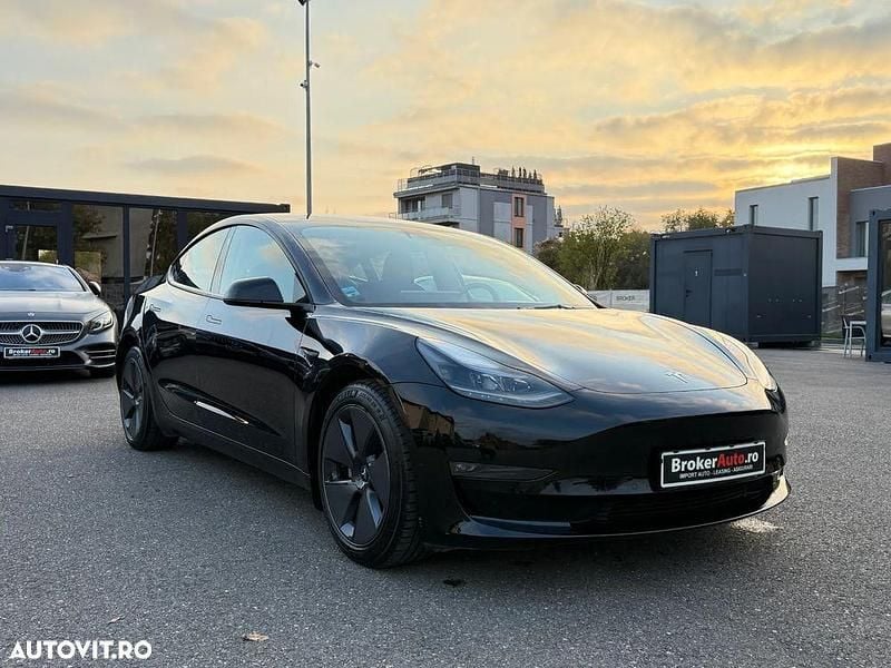 Culoarenegru Utilizat 2021 Tesla Model 3 Berlinǎ | 28.500 EUR (Preț bun) - Imagine 1/4