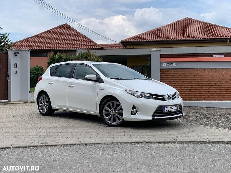 Alb Utilizat 2013 Toyota Auris Hybrid Hatchback | 7.900 EUR (Preț OK) - Imagine 1/4
