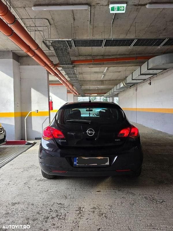 Second-hand Opel Astra 110 CP (80 kW) 2011 Culoarenegru Hatchback