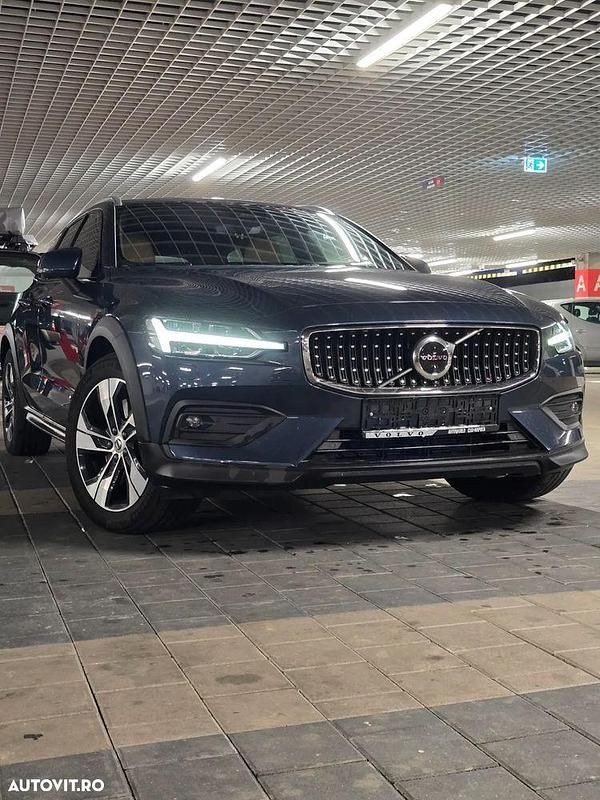 Culoarealbastru Utilizat 2023 Volvo V60 CC Ultimate Break | 35.899 EUR - Imagine 1/4