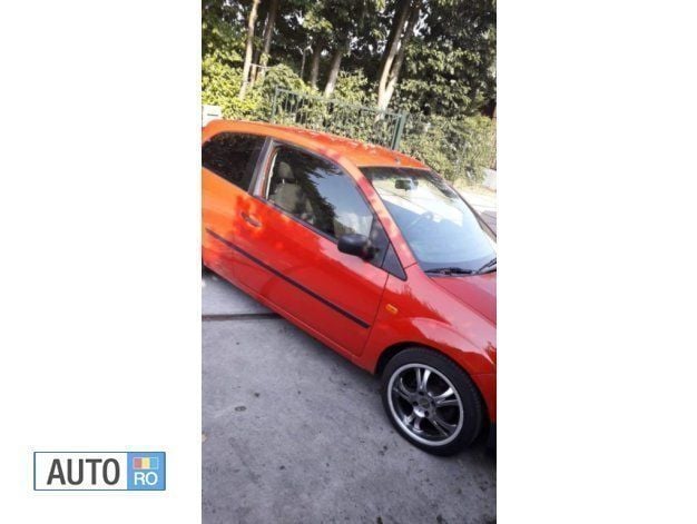 Second-hand Ford Fiesta 75 CP (55 kW) 2004 Rosu Hatchback