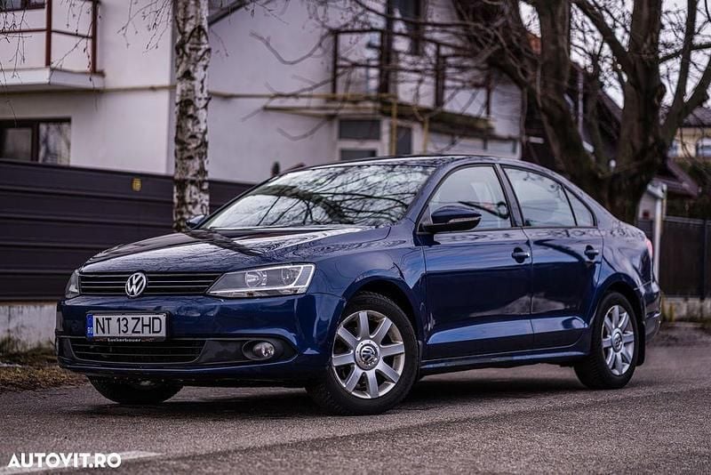 Second-hand VW Jetta Life 105 CP (77 kW) 2012 Culoarealbastru Berlinǎ