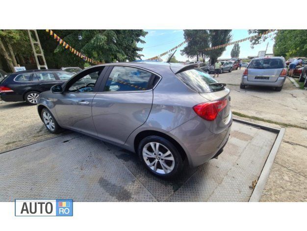 Second-hand Alfa Romeo Giulietta 120 CP (88 kW) 2011 Argintiu Hatchback
