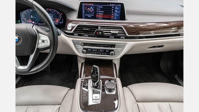 Second-hand BMW 750 Comfort Edition 400 CP (294 kW) 2019 Arktik grey brilliant effect Berlinǎ