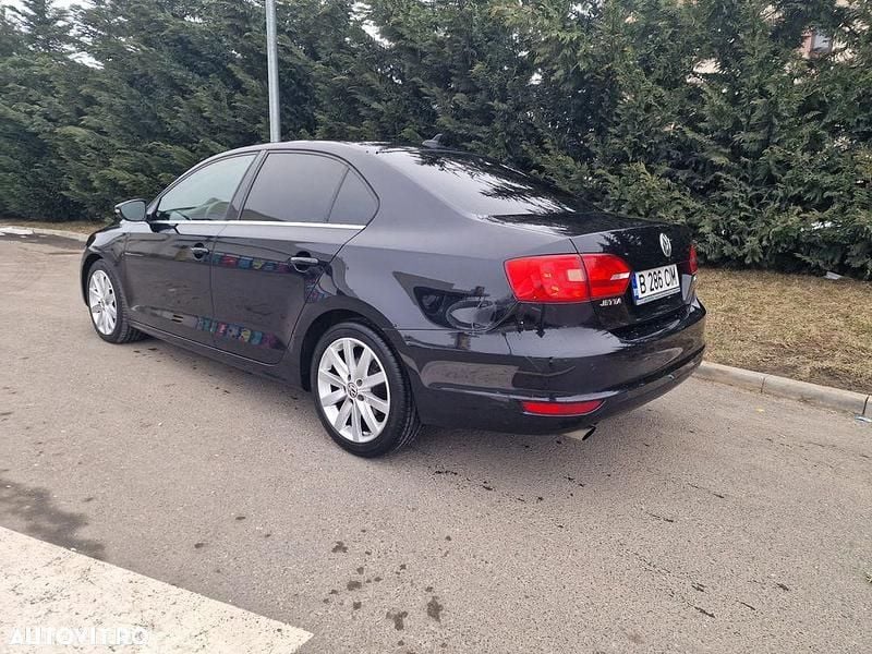 Second-hand VW Jetta Highline 105 CP (77 kW) 2011 Culoarenegru Berlinǎ