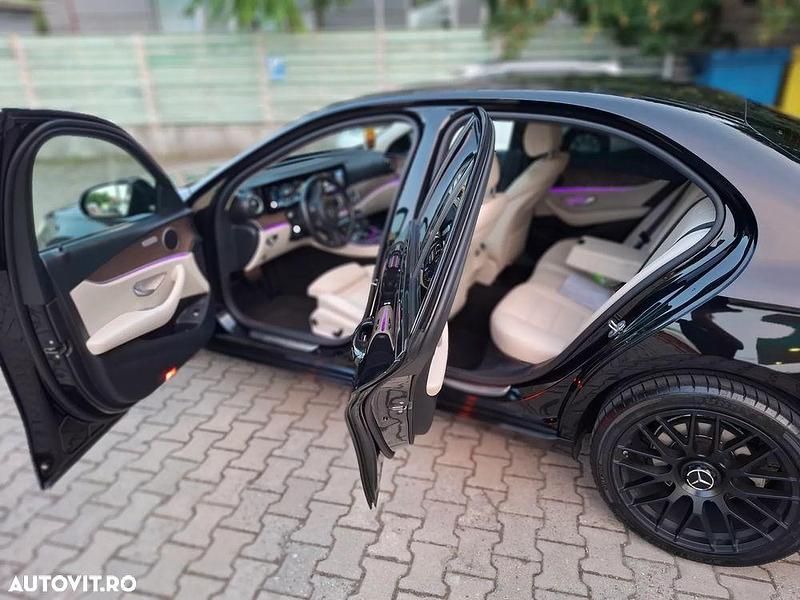 Culoarenegru Utilizat 2016 Mercedes E220 Break | 25.800 EUR (Puțin scump) - Imagine 1/4