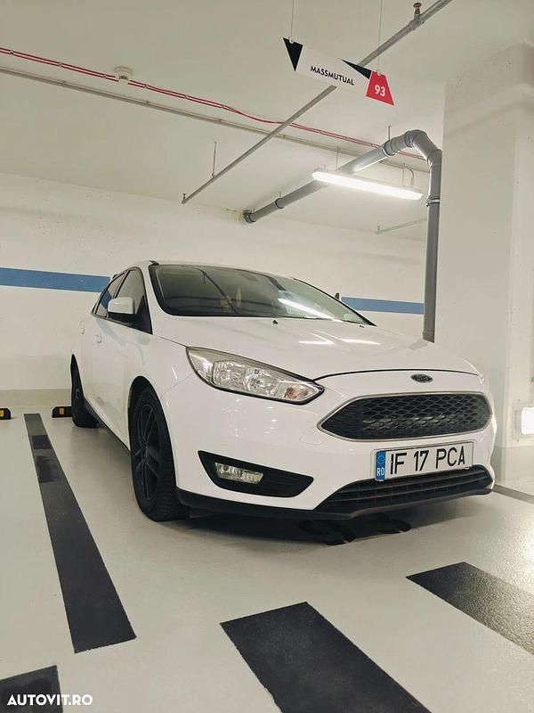 Second-hand Ford Focus 120 CP (88 kW) 2015 Culoarealb Hatchback