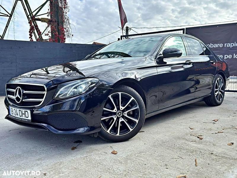 Culoarenegru Utilizat 2020 Mercedes E220 Avantgarde Berlinǎ | 28.000 EUR (Preț OK) - Imagine 1/4