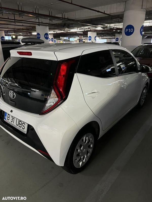 Second-hand Toyota Aygo X-play 72 CP (52 kW) 2021 Culoarealb Hatchback