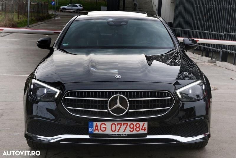 Culoarenegru Utilizat 2020 Mercedes E300 Berlinǎ | 34.999 EUR (Preț bun) - Imagine 1/4