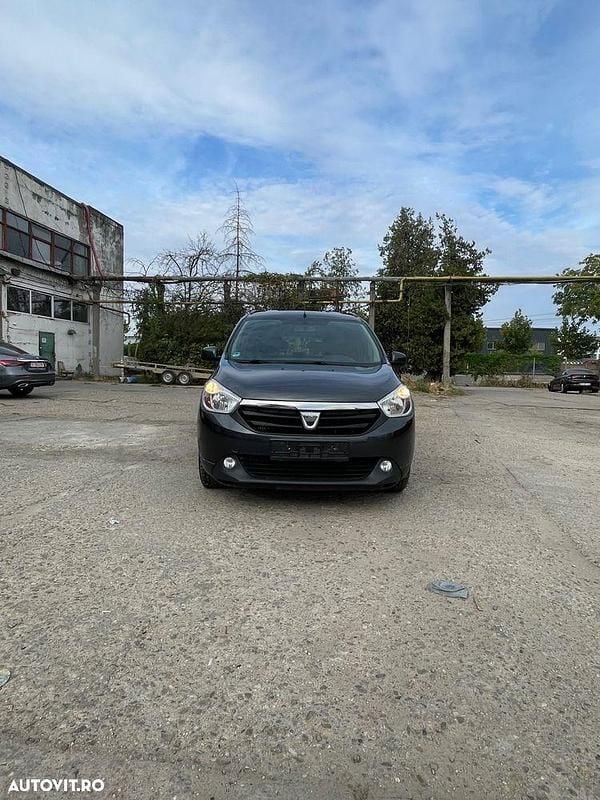Culoarealbastru Utilizat 2015 Dacia Lodgy Lauréate Monovolum | 4.700 EUR (Preț bun) - Imagine 1/4