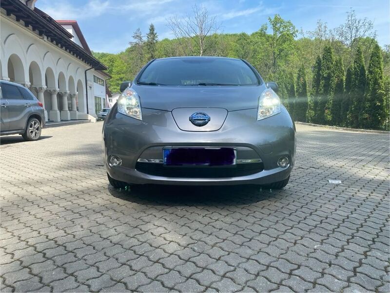 Gri Utilizat 2015 Nissan Leaf Hatchback | 9.450 EUR - Imagine 1/4