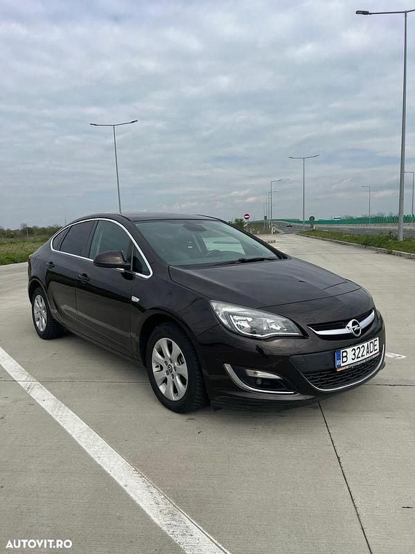 Second-hand Opel Astra 136 CP (100 kW) 2015 Culoaremaro Berlinǎ