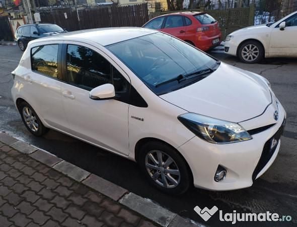 Alb Second-hand 2013 Toyota Yaris Hybrid Hatchback | 7.500 EUR (Preț bun) - Imagine 1/4