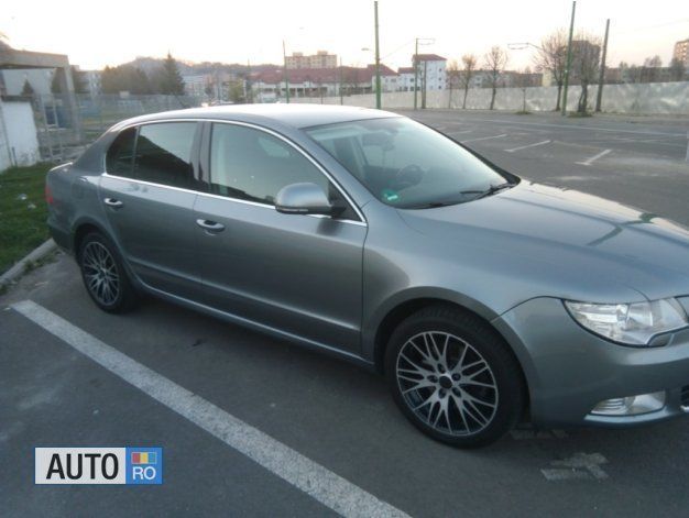 Gri Utilizat 2009 Skoda Superb Berlinǎ | 8.100 EUR (Scump) - Imagine 1/4
