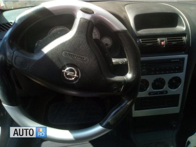 Second-hand Opel Astra 74 CP (54 kW) 2002 Negru Break