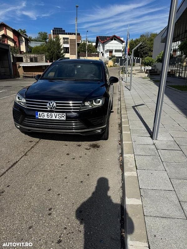 Culoarenegru Utilizat 2015 VW Touareg Terrain Tech SUV | 13.890 EUR (Super Preț) - Imagine 1/4