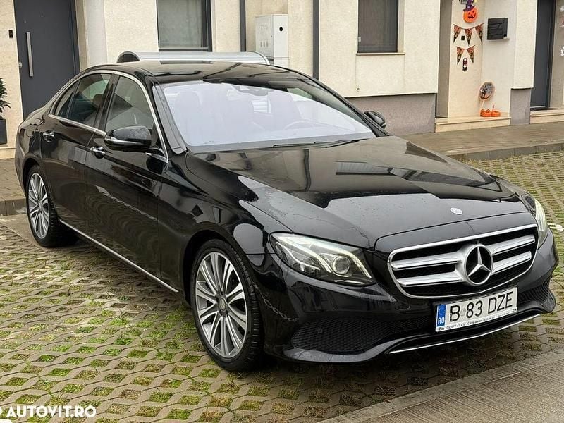 Culoarenegru Utilizat 2017 Mercedes E200 Berlinǎ | 23.850 EUR (Super Preț) - Imagine 1/4