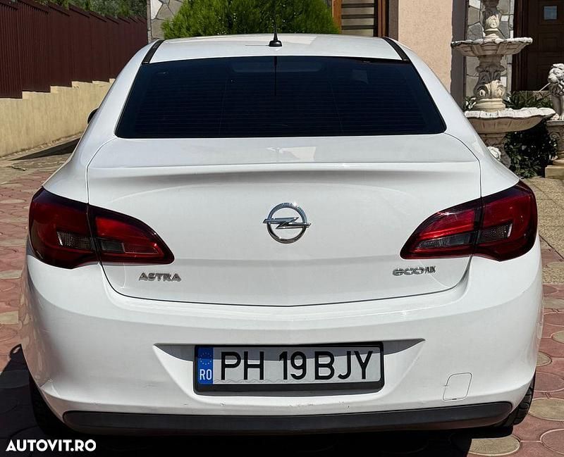 Culoarealb Utilizat 2015 Opel Astra Edition Hatchback | 4.990 EUR (Super Preț) - Imagine 1/4
